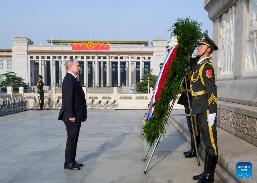 Russian president lays wreath at Monument to People's Heroes in Beijing