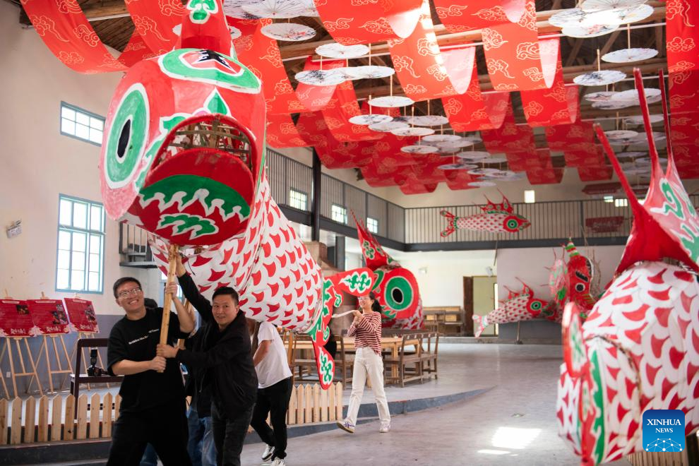 New business forms advance development and protection of traditional fish-shaped lantern