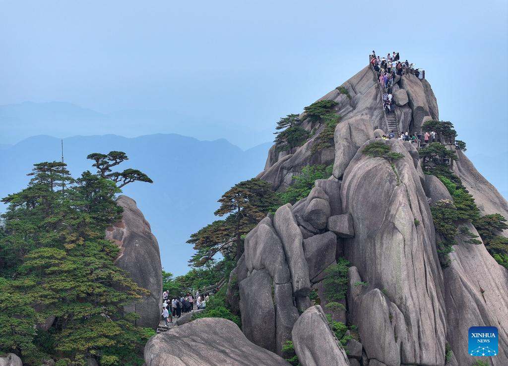 Tiandu peak attracts tourists in Huangshan Mountain scenic area, E China