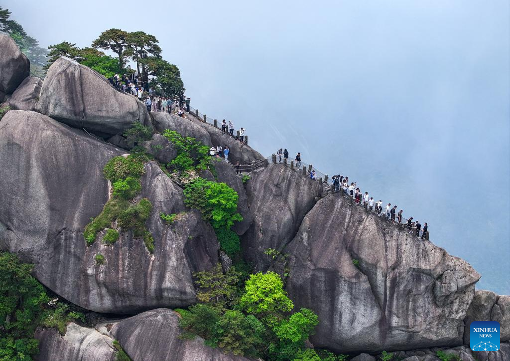 Tiandu peak attracts tourists in Huangshan Mountain scenic area, E China