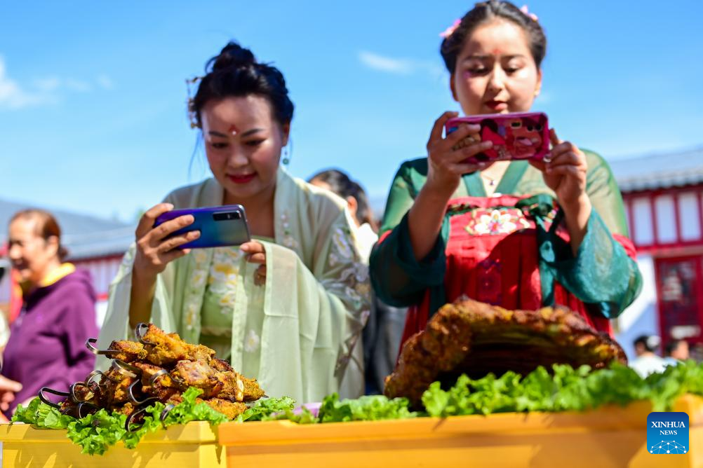 Lamb cooking contest held in Yumin County, China's Xinjiang