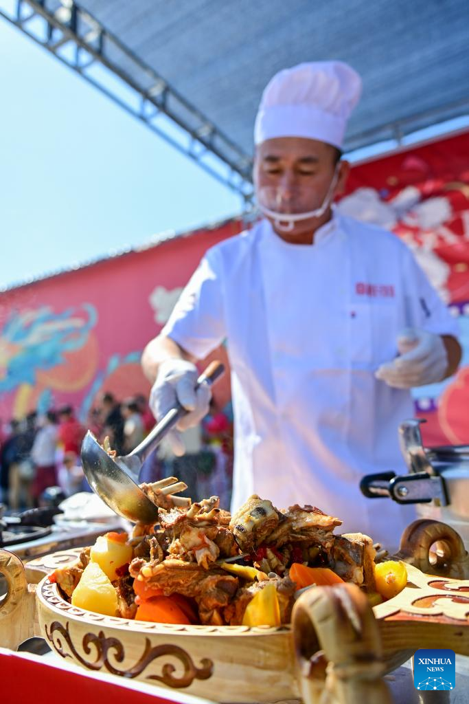 Lamb cooking contest held in Yumin County, China's Xinjiang