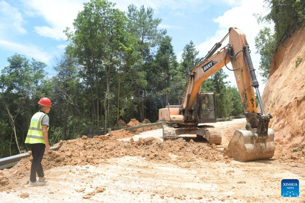 China Focus: China revs up flood rescue efforts as rains continue