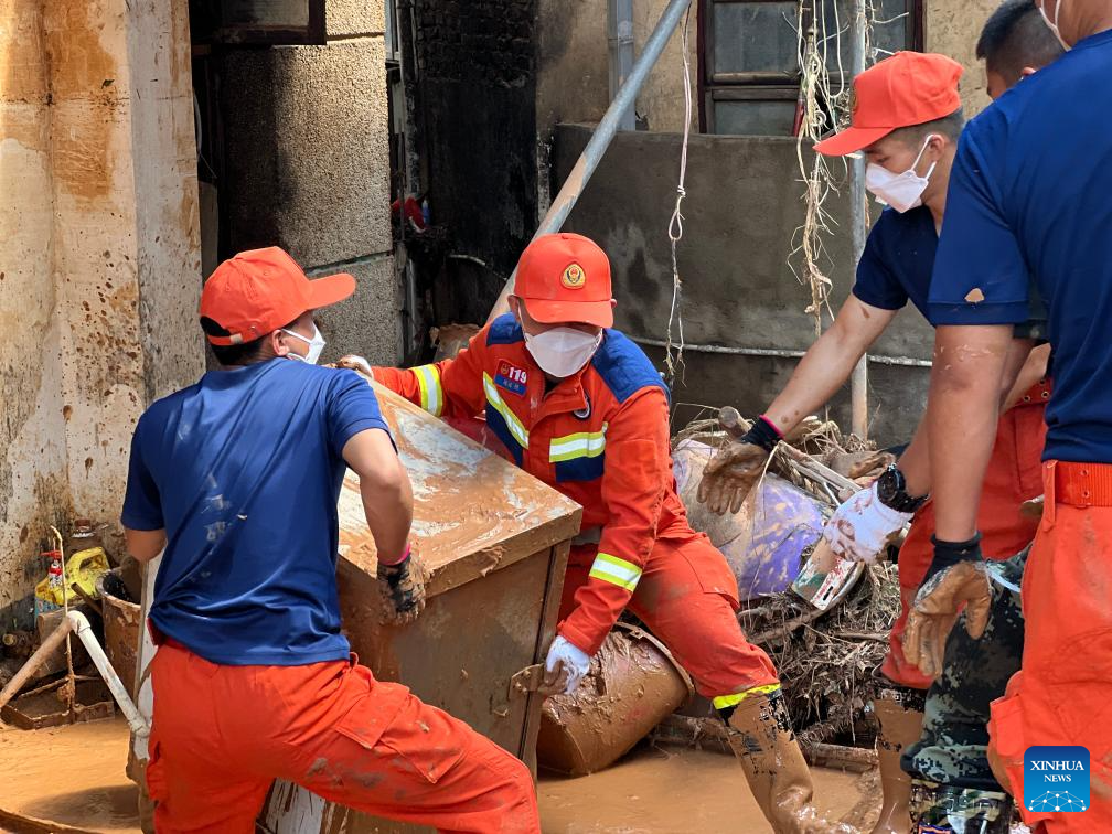 China Focus: China revs up flood rescue efforts as rains continue