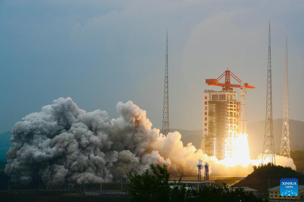 China successfully launches new satellite group