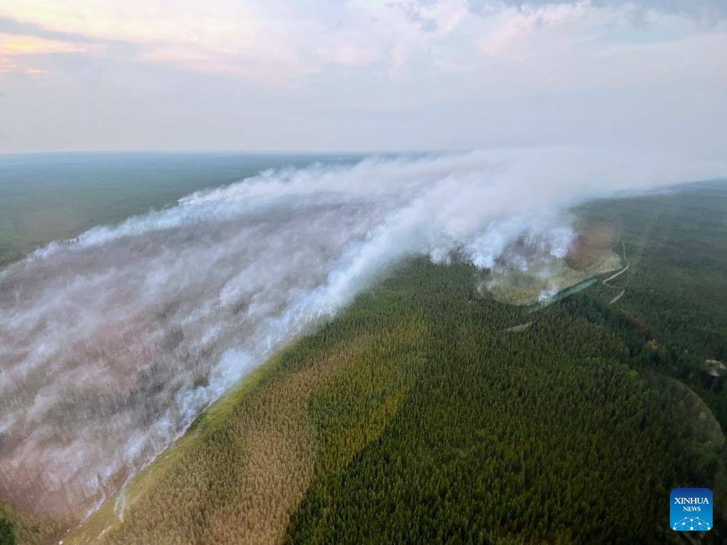 Firefighters battle wildfire fueled by heat wave in Canada