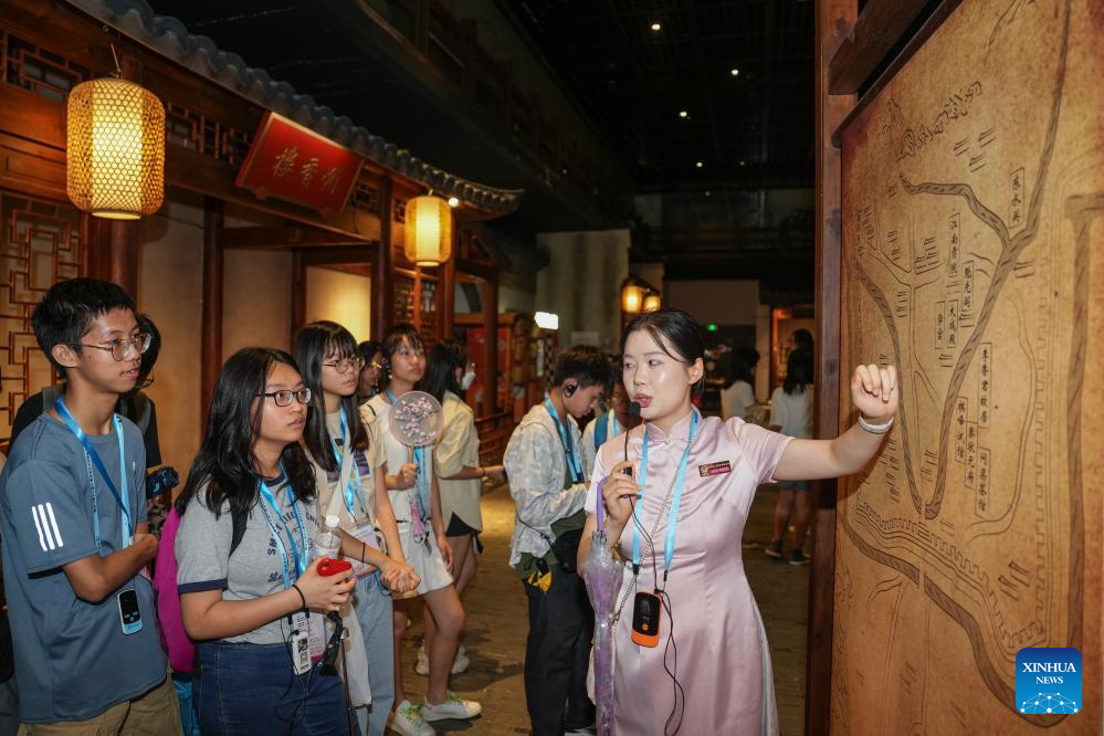 Teenagers from HK participate in study tour in E China's Jiangsu