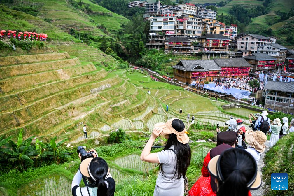 Homestay service burgeons at Dazhai Village in S China