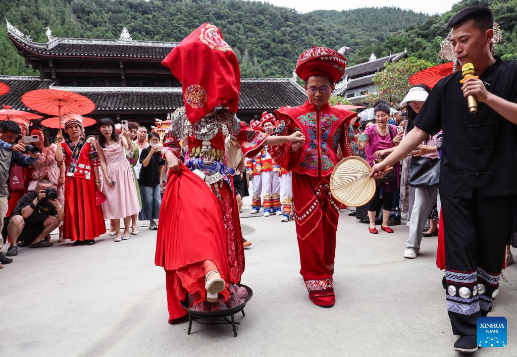 Local authorities in SW China leverage ethnic features to boost summer tourism