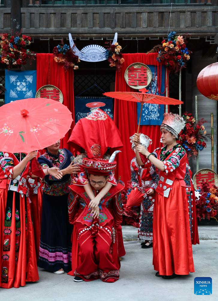 Local authorities in SW China leverage ethnic features to boost summer tourism