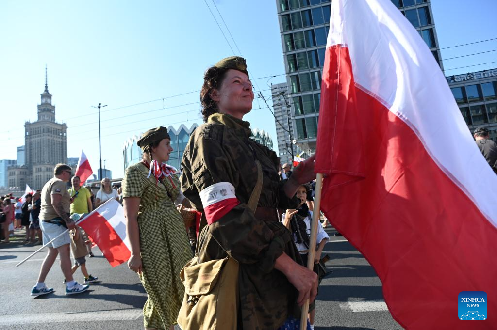 People commemorate Warsaw Uprising in Poland