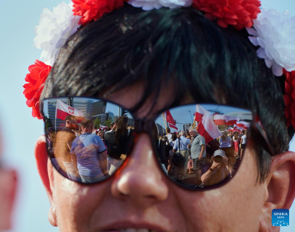 People commemorate Warsaw Uprising in Poland