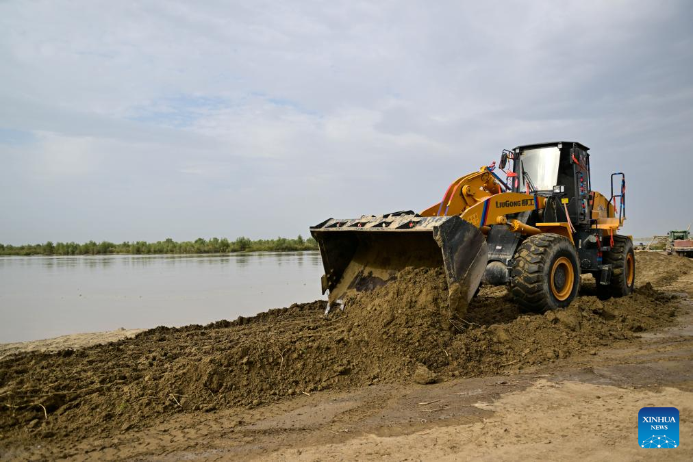 NW China's Xinjiang mobilizes emergency responding teams for flood control amid water level alert