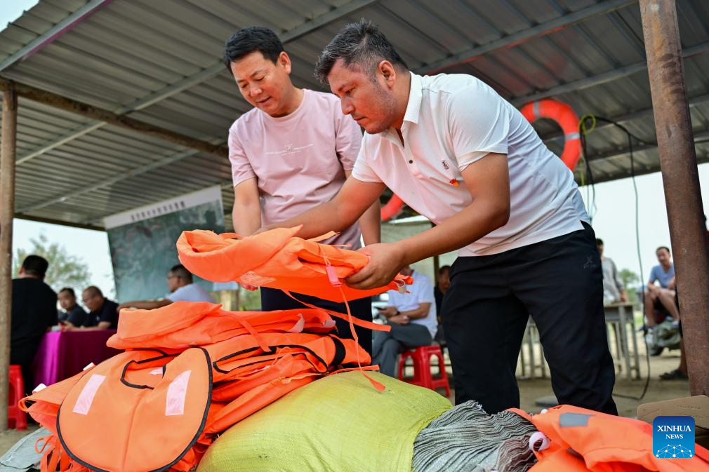 NW China's Xinjiang mobilizes emergency responding teams for flood control amid water level alert