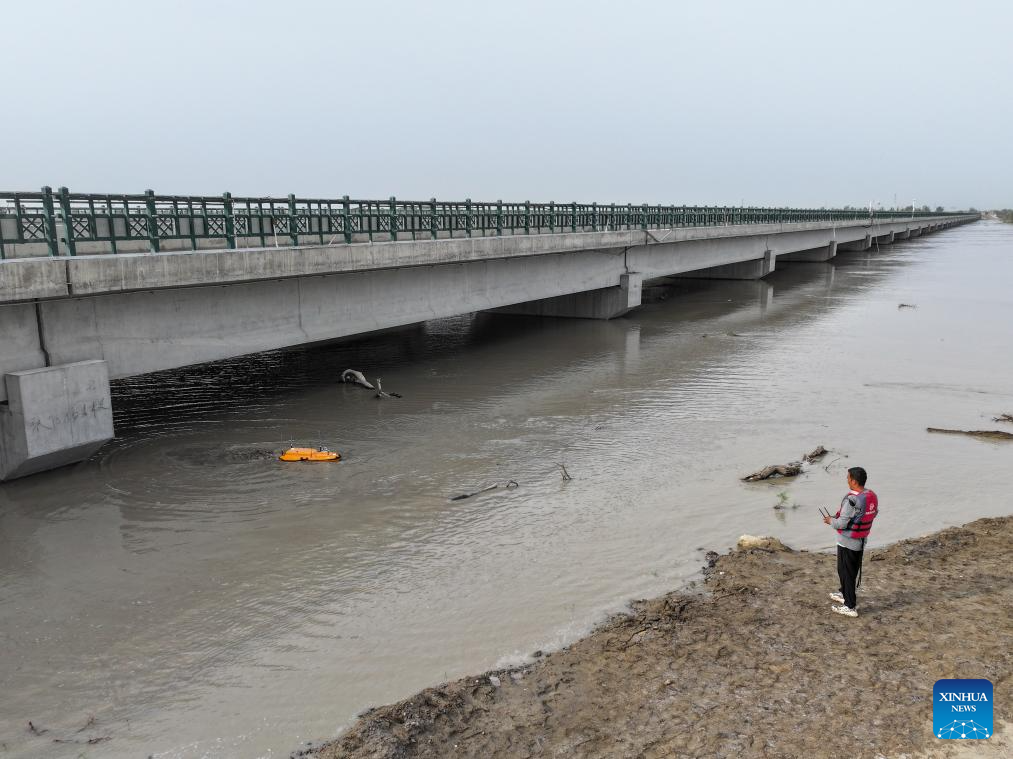 NW China's Xinjiang mobilizes emergency responding teams for flood control amid water level alert