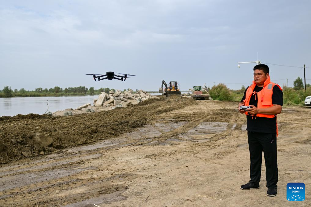 NW China's Xinjiang mobilizes emergency responding teams for flood control amid water level alert