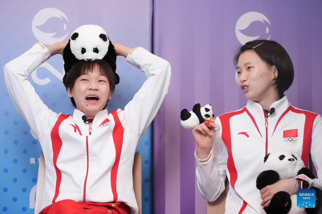 Quan Hongchan, Chen Yuxi take part in interview with Xinhua