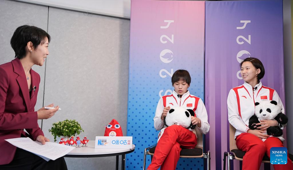 Quan Hongchan, Chen Yuxi take part in interview with Xinhua