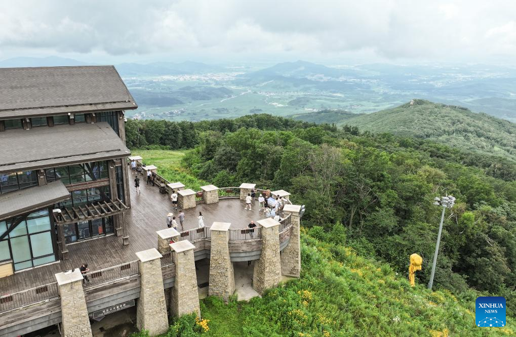 Tourists enjoy summer at ski resorts in Jilin, NE China