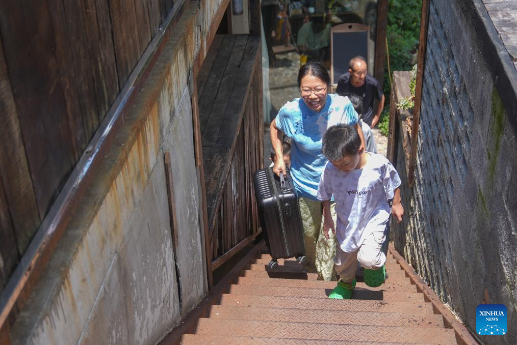 Tourism booms in Shennongjia Forest District, C China's Hubei