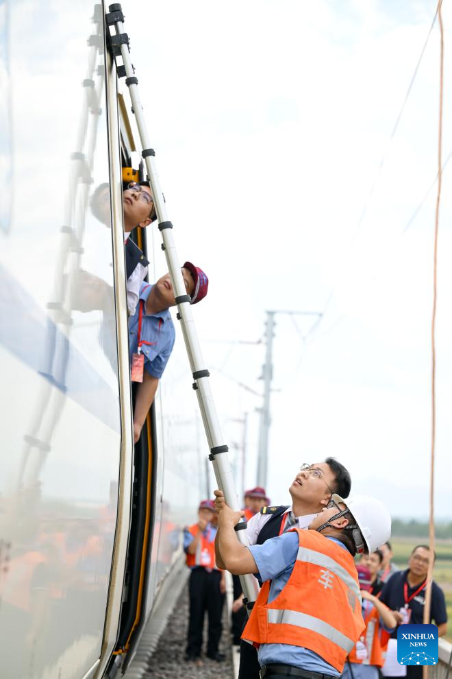 Fault simulation drill conducted on Baotou-Yinchuan high-speed railway