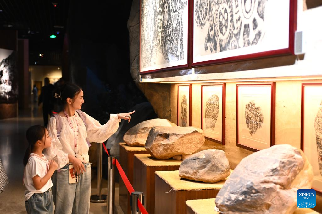 Visitors experience rich culture and history of Ningxia in Ningxia Museum