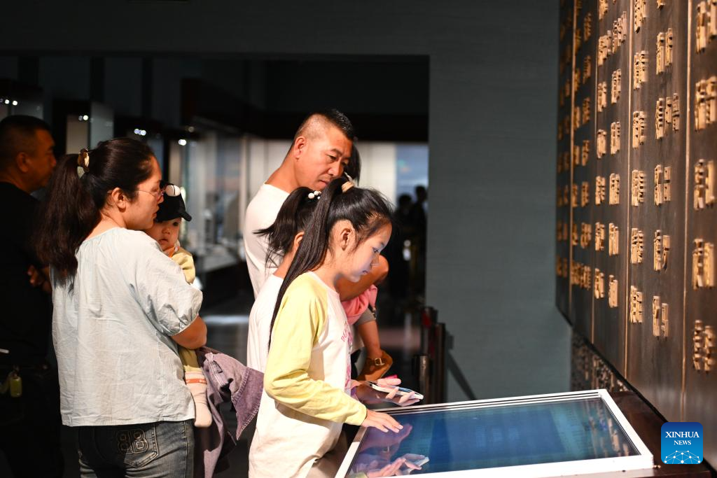 Visitors experience rich culture and history of Ningxia in Ningxia Museum