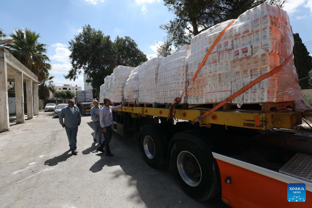 Palestinians in Nablus send food aid to Jenin