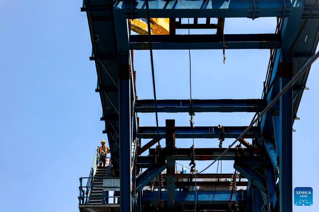 Huajiang grand canyon bridge under construction in Guizhou