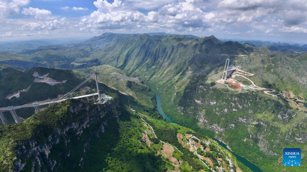 Huajiang grand canyon bridge under construction in Guizhou