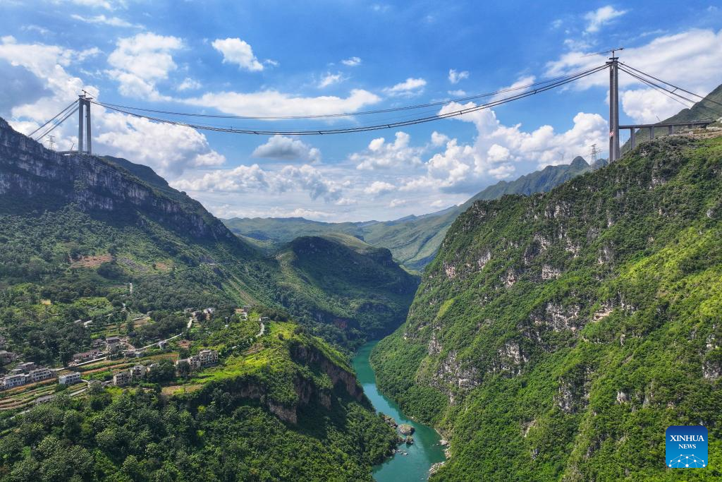 Huajiang grand canyon bridge under construction in Guizhou