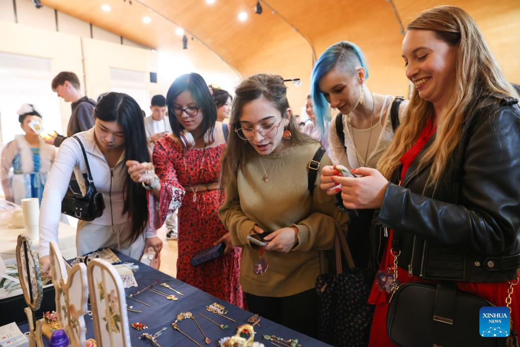 Hanfu display event held in London to celebrate upcoming Mid-Autumn Festival