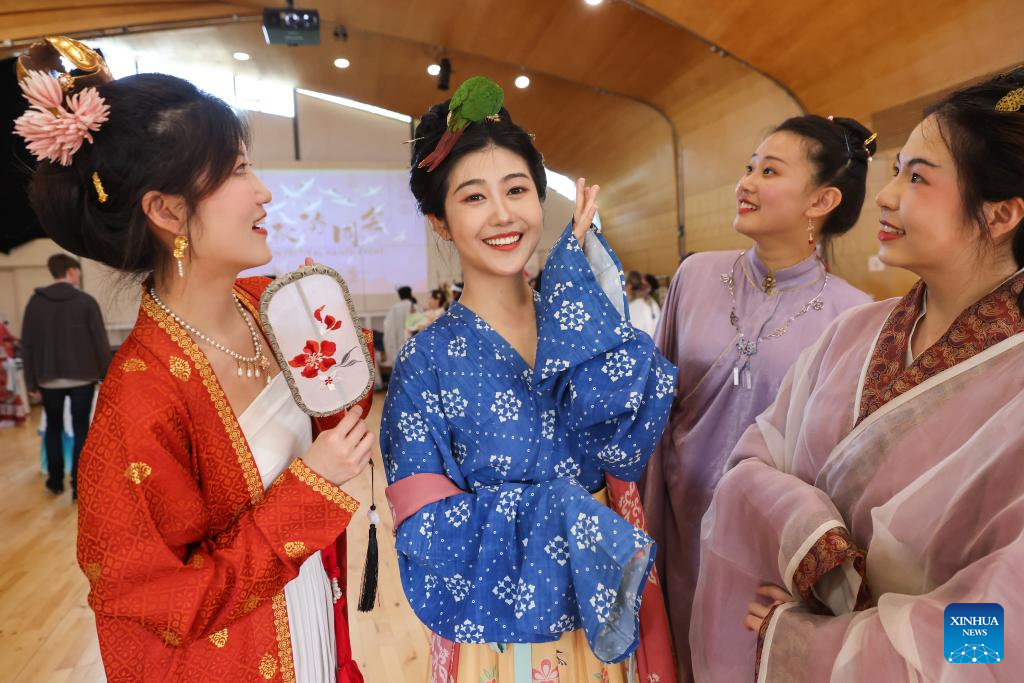 Hanfu display event held in London to celebrate upcoming Mid-Autumn Festival