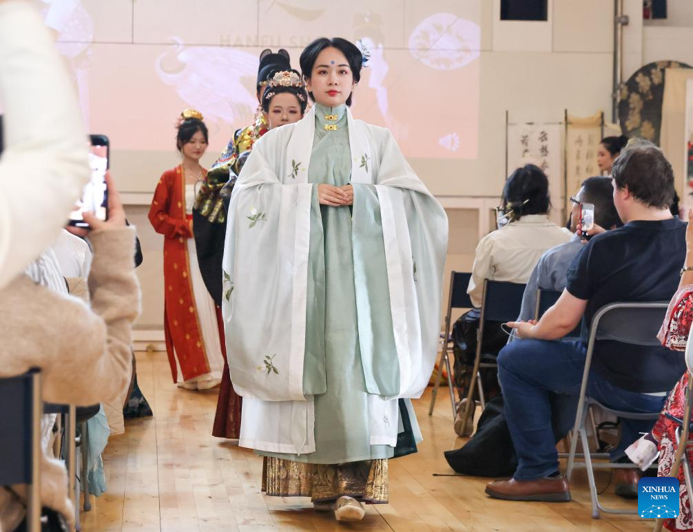 Hanfu display event held in London to celebrate upcoming Mid-Autumn Festival