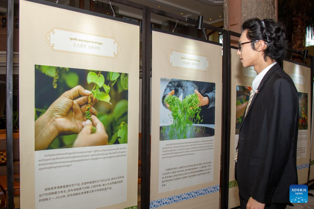 Joint Cambodia-China photo exhibition tour opens, attracting scores of visitors