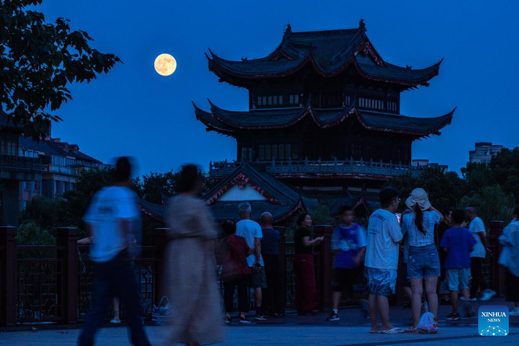 Full moon shines on night of Mid-Autumn Festival in China