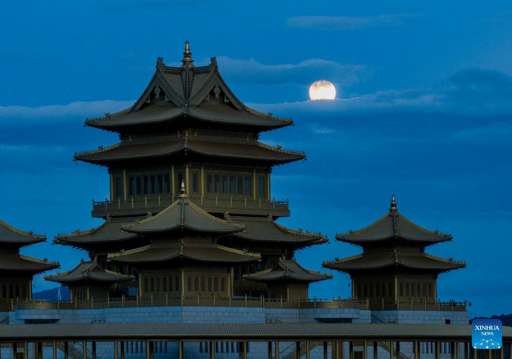 Full moon shines on night of Mid-Autumn Festival in China