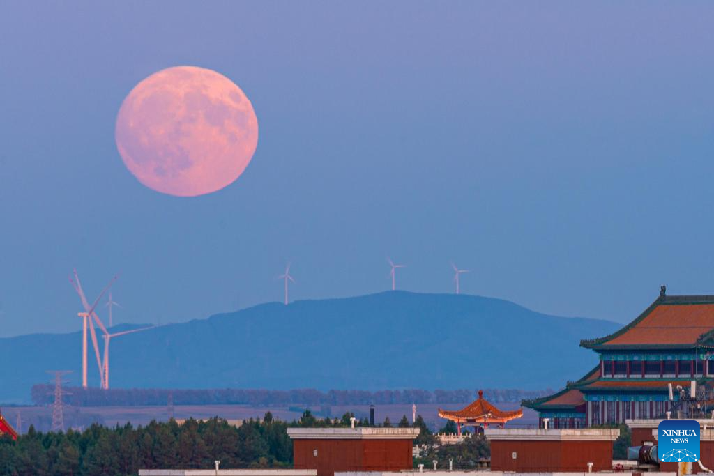 Full moon shines on night of Mid-Autumn Festival in China