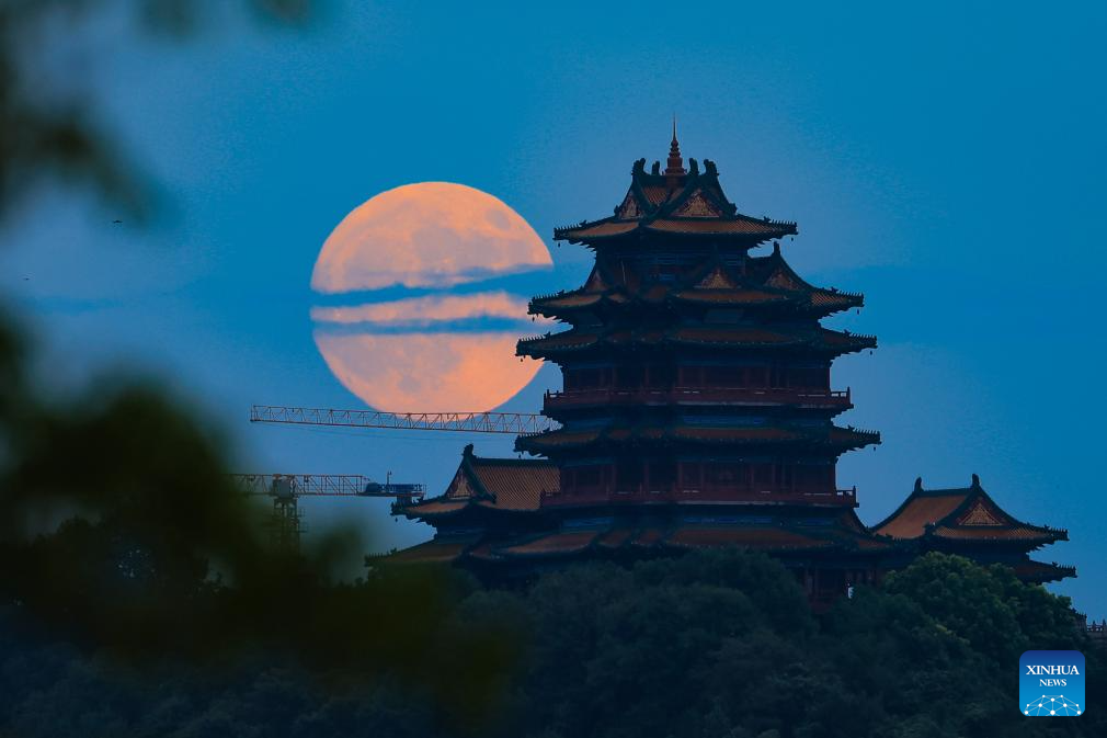 Full moon shines on night of Mid-Autumn Festival in China