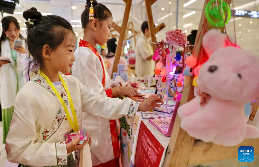 Chinese enjoy three-day holiday for Mid-Autumn Festival