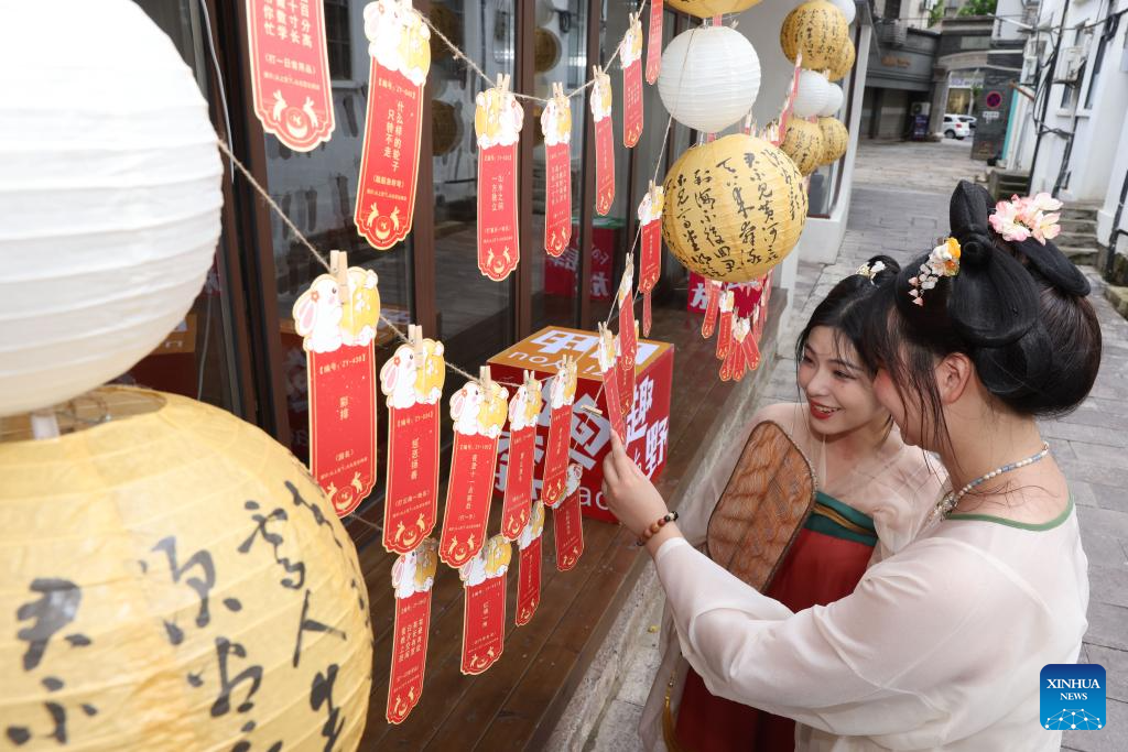 Chinese enjoy three-day holiday for Mid-Autumn Festival