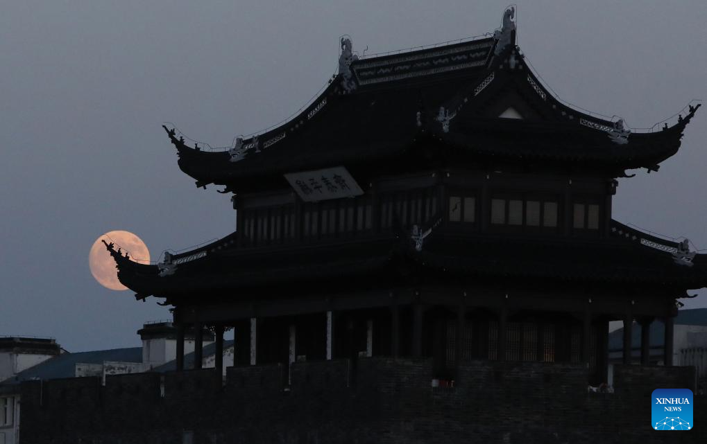 Full moon shines on night of Mid-Autumn Festival in China