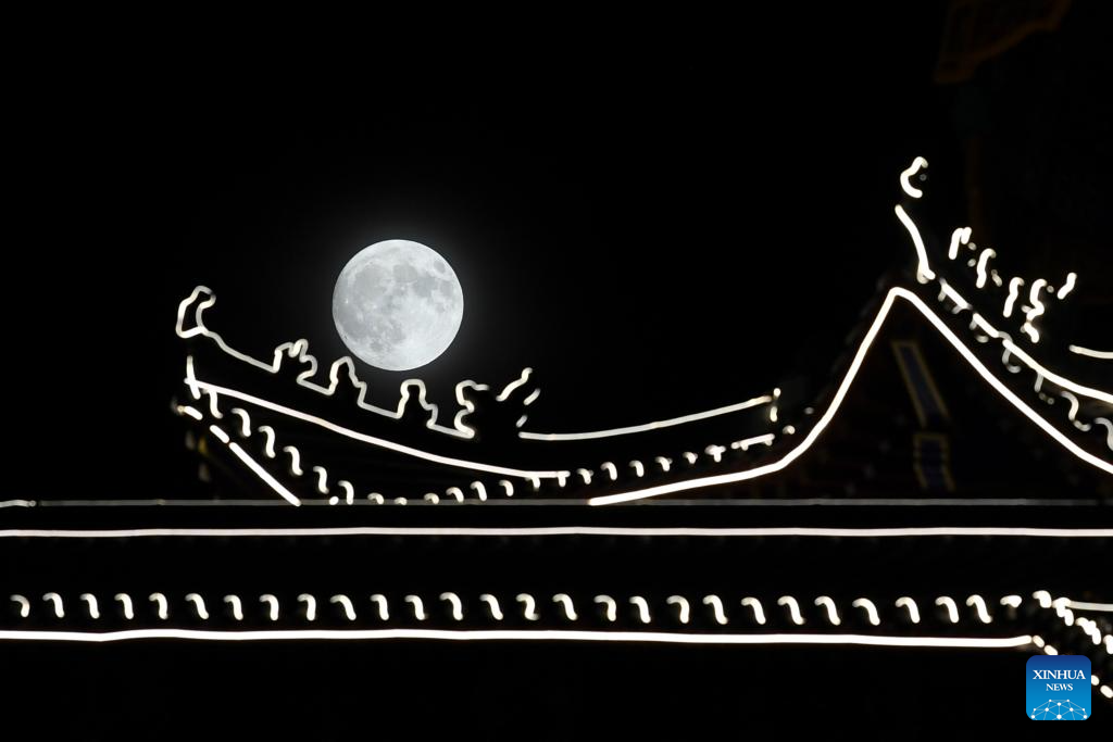 Full moon shines on night of Mid-Autumn Festival in China