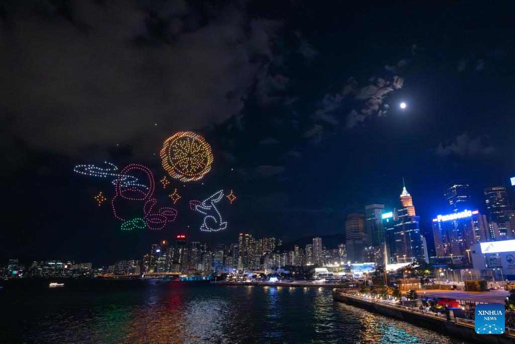 Feature: Lanterns, fire dragon light up Hong Kong's Mid-Autumn night