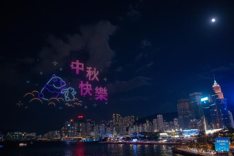 Feature: Lanterns, fire dragon light up Hong Kong's Mid-Autumn night