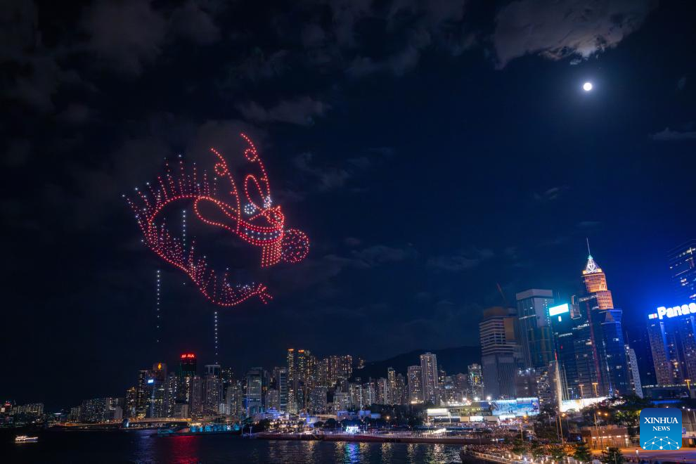 Feature: Lanterns, fire dragon light up Hong Kong's Mid-Autumn night