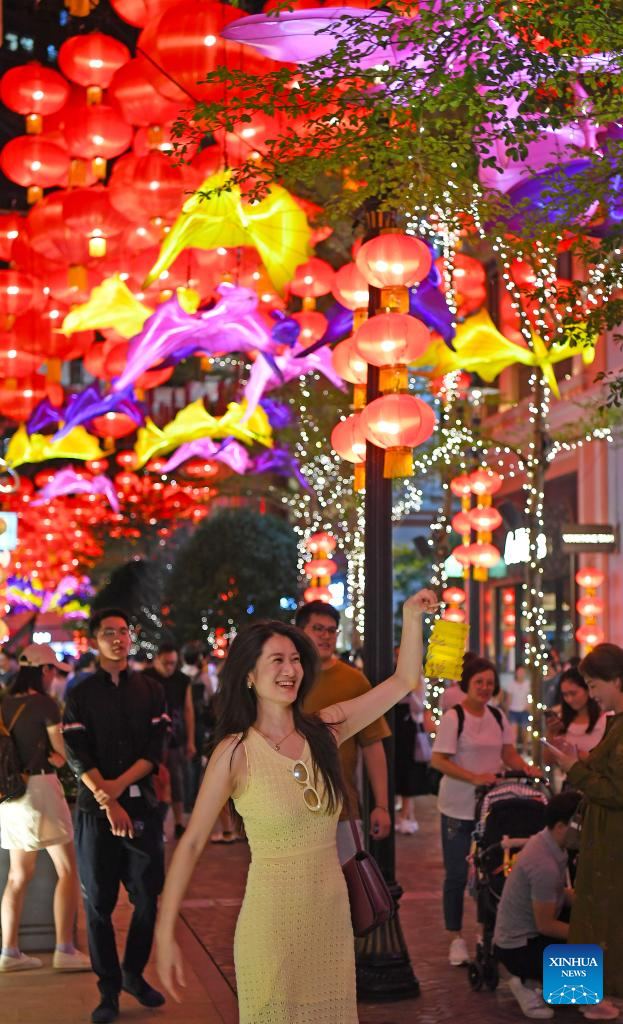 Feature: Lanterns, fire dragon light up Hong Kong's Mid-Autumn night