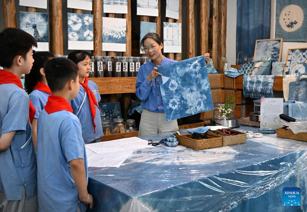 Pic story: inheritor of cloth printing and dyeing techniques in Luoyang, C China