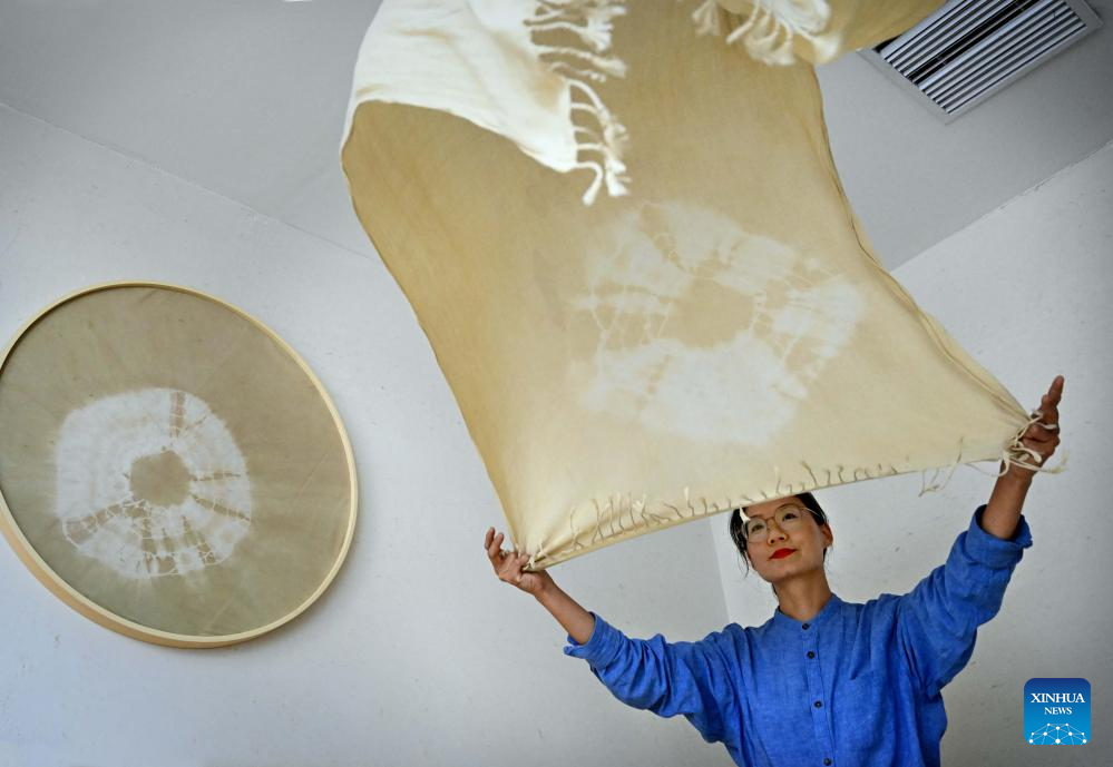 Pic story: inheritor of cloth printing and dyeing techniques in Luoyang, C China