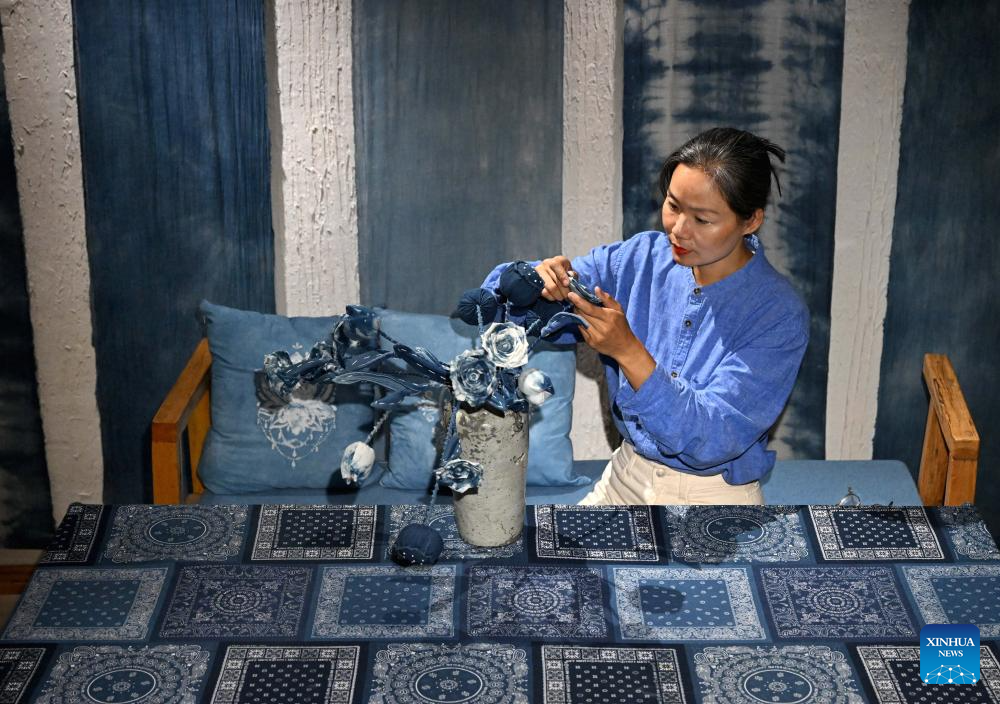 Pic story: inheritor of cloth printing and dyeing techniques in Luoyang, C China